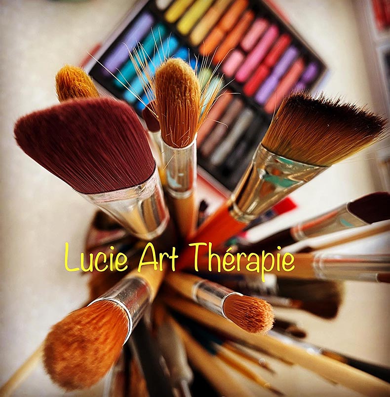 Illustration de l'art-thérapie avec un bouquet de pinceaux et de crayons de couleur