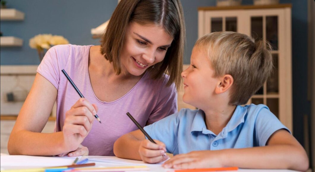 Portrait de mère appréciant le temps avec son fils Freepik